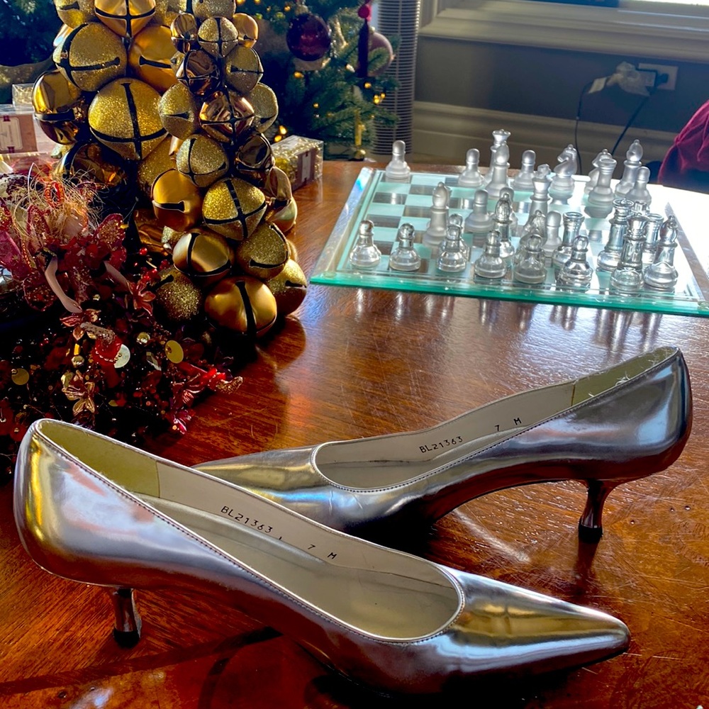 Stunning Silver pumps!